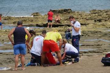 Una mujer se siente indispuesta en la playa de Salinetas y es evacuada en una ambulancia del SUC (Foto TA)